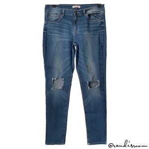 EUC Women’s Plus Skinny Straight Leg Ripped Stretch Blue Jeans Size 14